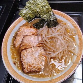 厚切りチャーシューともやしタップリのラーメン